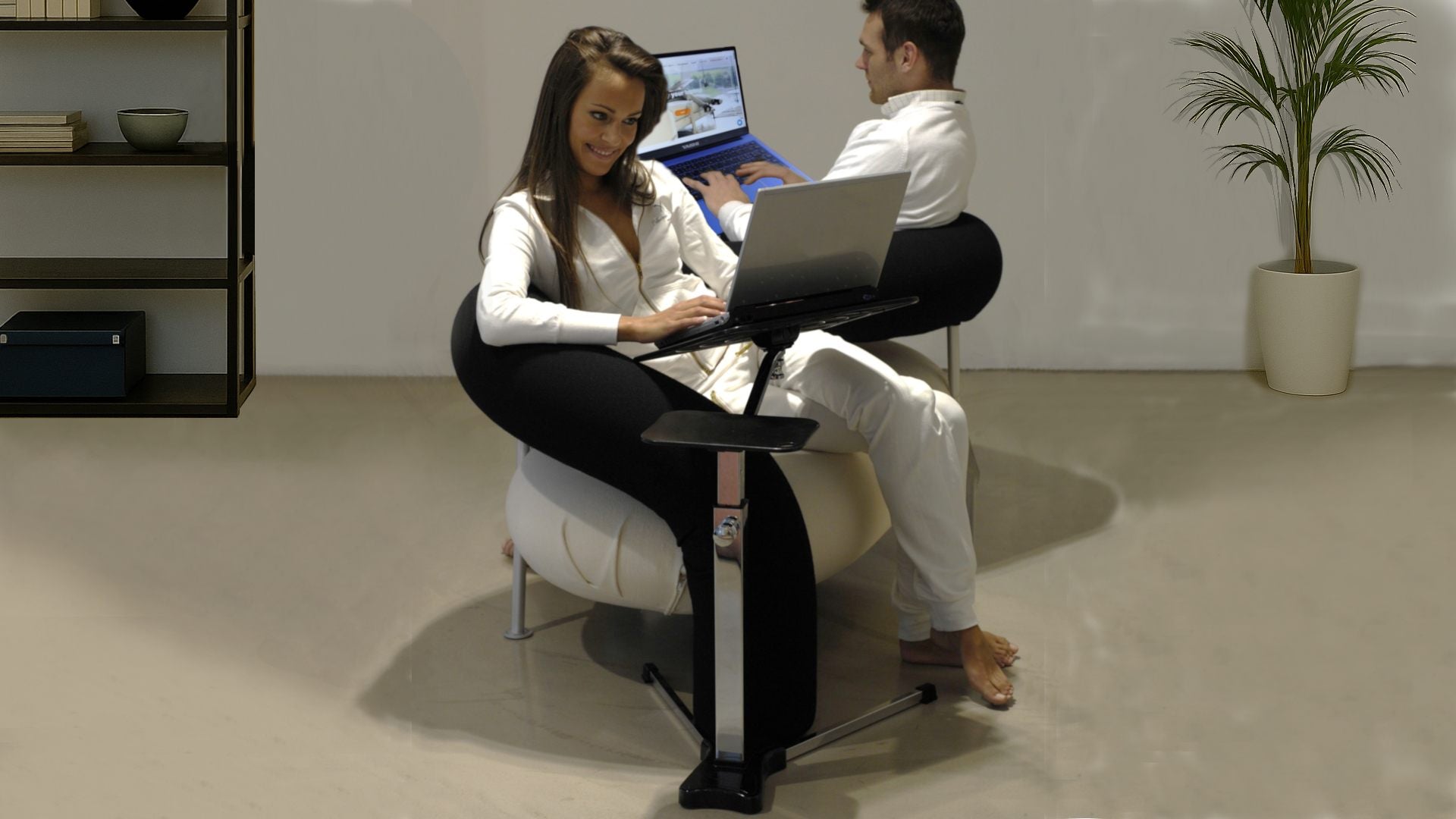 Lounge-book chrome usare il laptop in relax ed ergonomia a casa con tile e design italiano