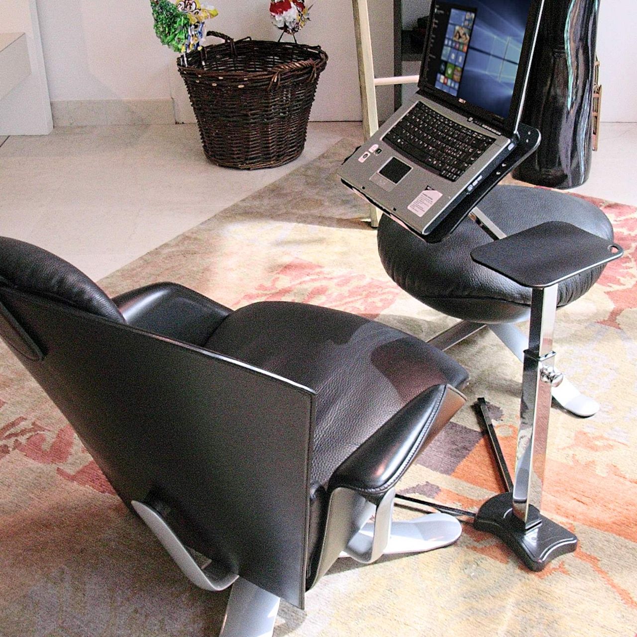 tavolo per computer portatile stile e design italiano poltrone pelle nera