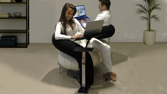 Lounge-book chrome usare il laptop in relax ed ergonomia a casa con tile e design italiano