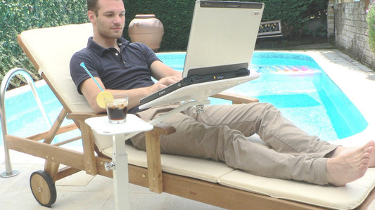 Sposta il tuo ufficio all' aperto , in terrazza giardino o a bordo piscina con LoungeBook il supporto da pavimento per laptop che trasforma ogni spazio relax in una postazione per computer